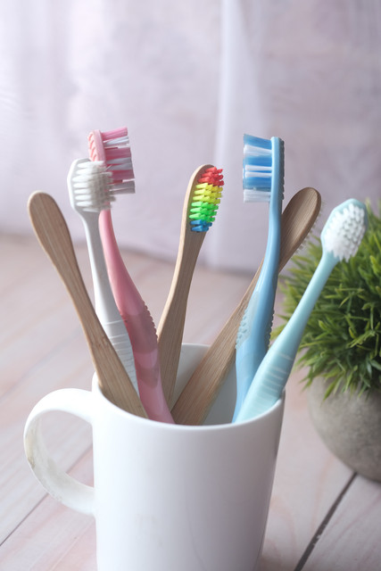 Como retocar a raiz do cabelo em casa 2 Escovas de dente na xícara