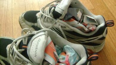 secar sapatos molhados com jornal