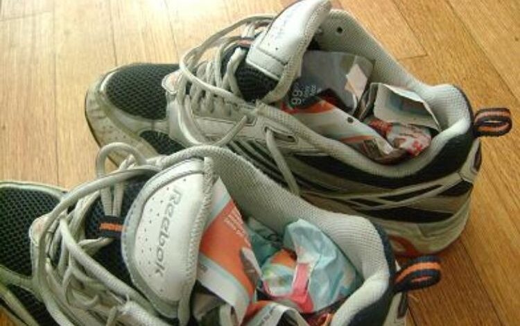 Como secar sapatos molhados de forma rápida? 1 secar sapatos molhados com jornal