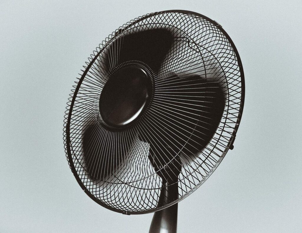 Como secar sapatos molhados de forma rápida? 2 Secar sapatos molhados no ventilador