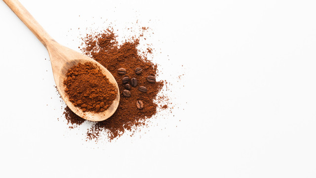 Peeling Natural: Máscara de esfoliação com Borra de Café! 1 Borra de cafe com colher