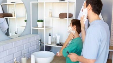 Desembaçando o Espelho do Banheiro: O truque com Creme para Barbear! 4 Espelho pai filho passando creme para barbear